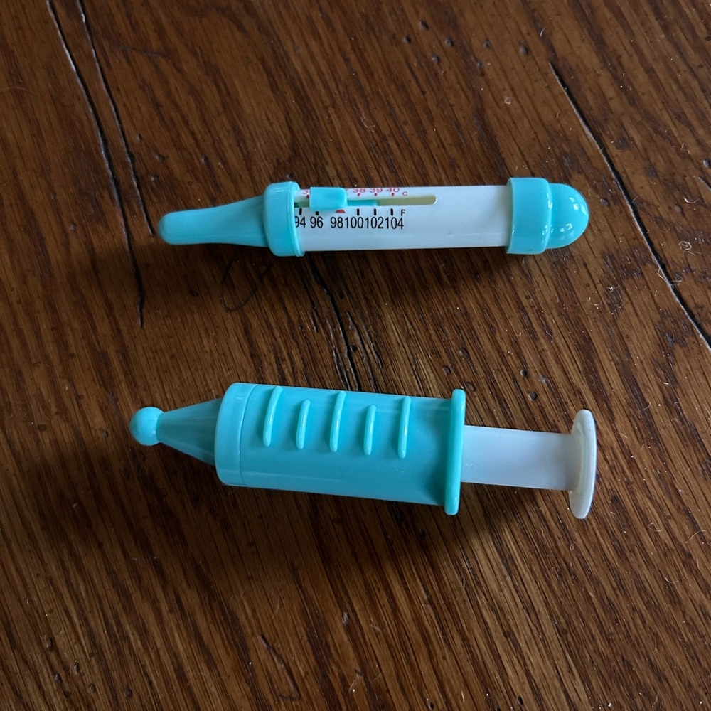 Toy syringe and thermometer set